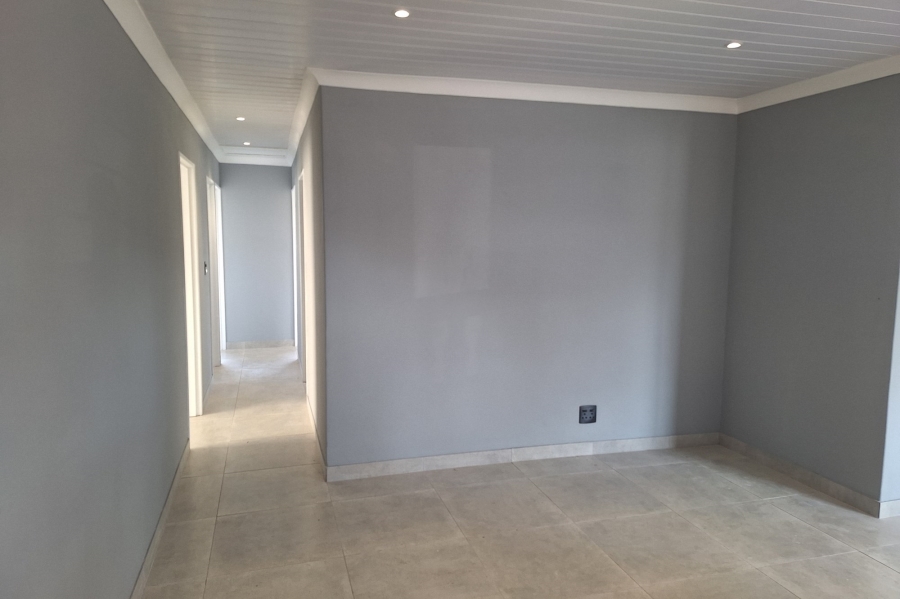 To Let 4 Bedroom Property for Rent in Protea Village Western Cape